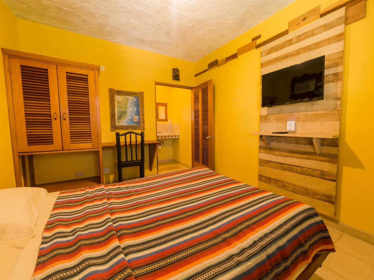 A Piece Of Ground Hostel Punta Gorda Exterior photo